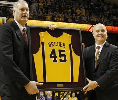 Breuer en la ceremonia de retirada de su número de la Universidad de Minnesota