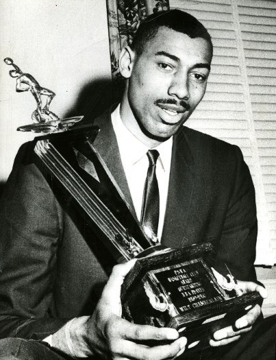 Wilt Chamberlain con el trofeo a MVP de 1960